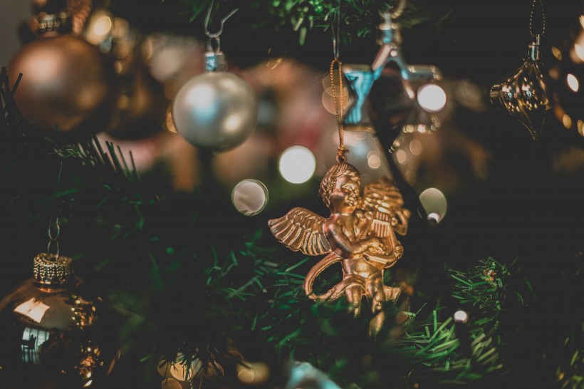 圣诞节挂在圣诞树上的一些小装饰图片