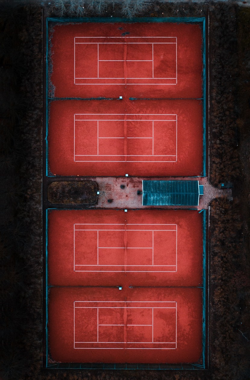 宽阔的网球场图片