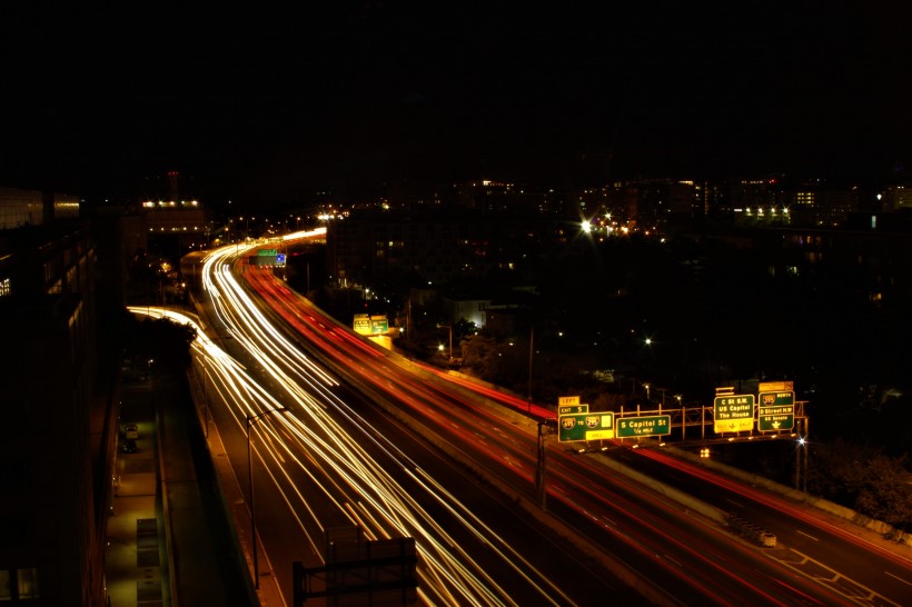 夜晚城市道路上的延时拍摄图片