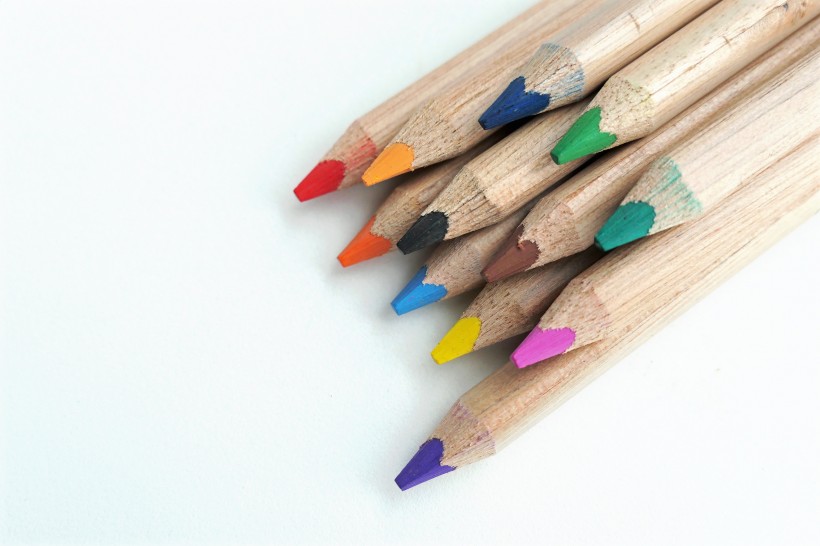 排列整齐的彩色铅笔图片