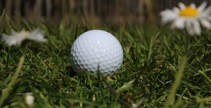 小小的白色高尔夫球图片