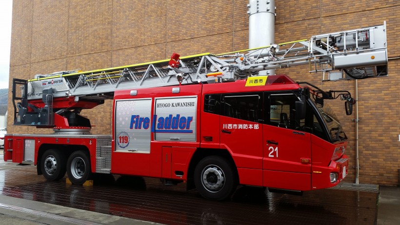 紧急救火的消防车图片