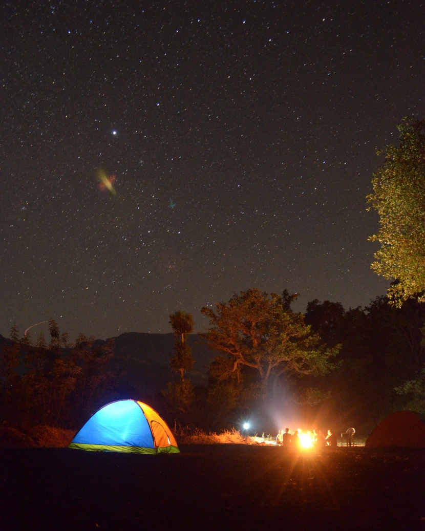 夜晚旅游露营帐篷图片