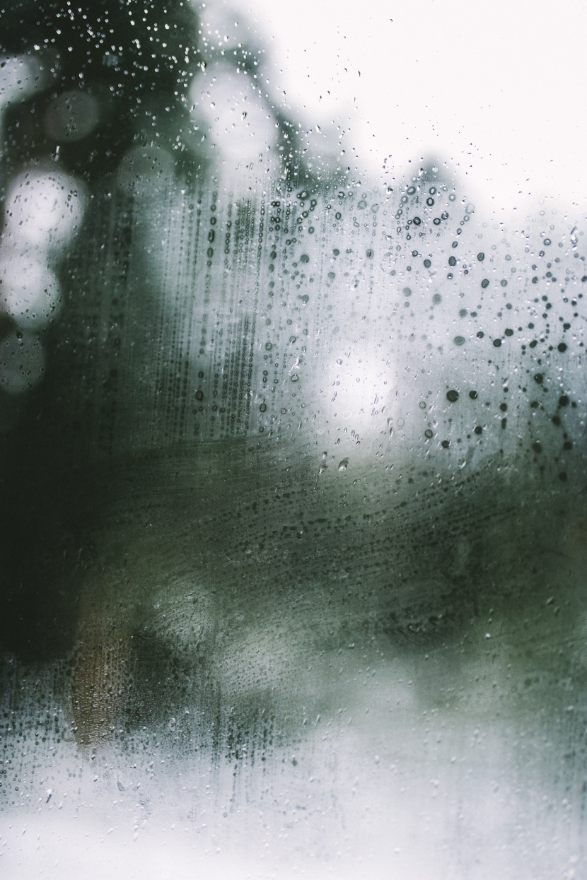 窗外的雨滴图片