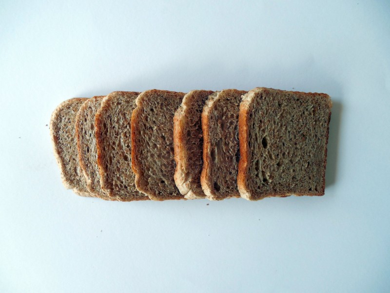 营养丰富的切片面包图片
