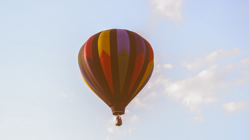 向着天空飘去的热气球图片