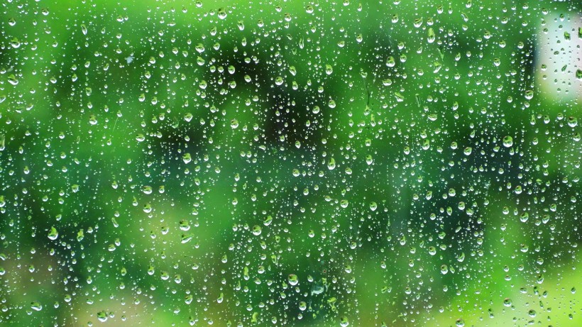 窗外的雨滴图片