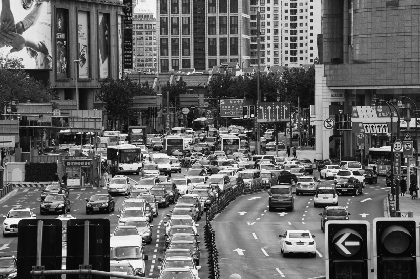 拥堵的汽车城市交通图片