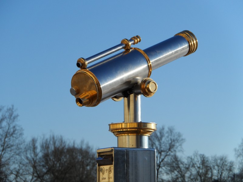 观景台上的望远镜图片