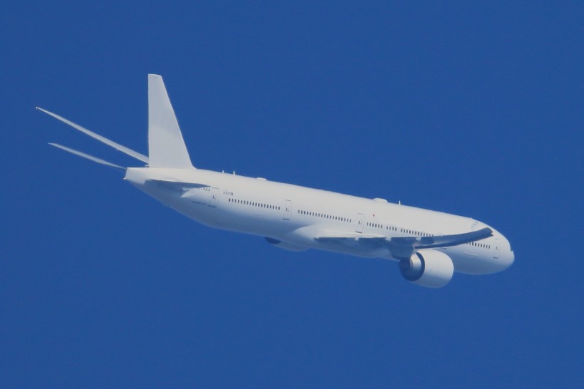 客运飞机在天空中飞行图片