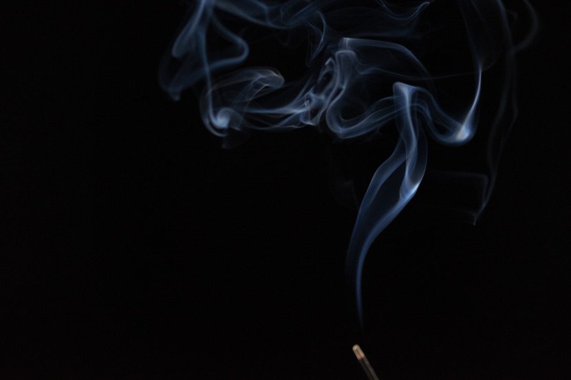 烟气袅袅的香图片