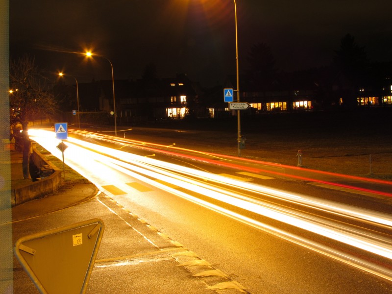 公路上延时拍摄出现的汽车灯光图片