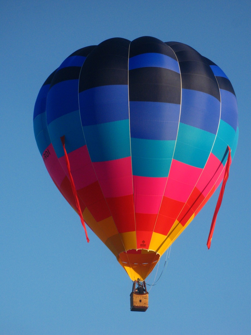 一个空中飘荡的热气球图片