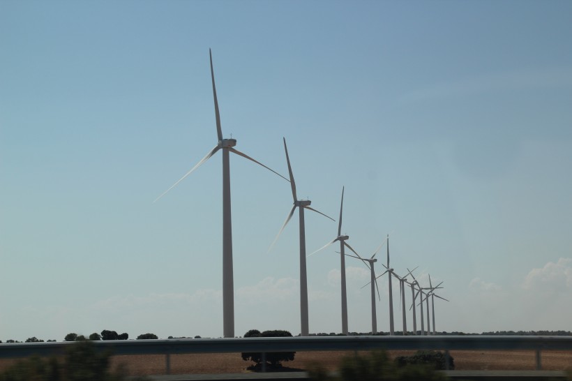 高大的风力发电机图片