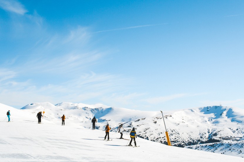 高山上的滑雪场图片