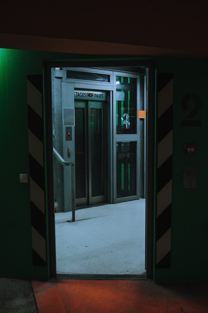 方便快捷的自动电梯图片