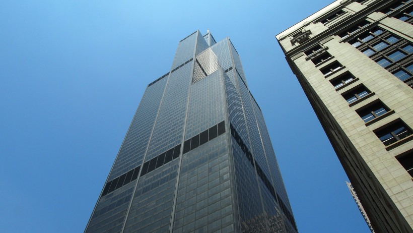 高耸的摩天大楼图片
