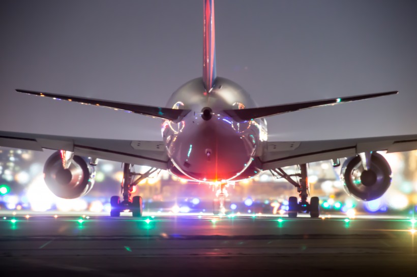 夜晚飞机场准备起飞的飞机图片