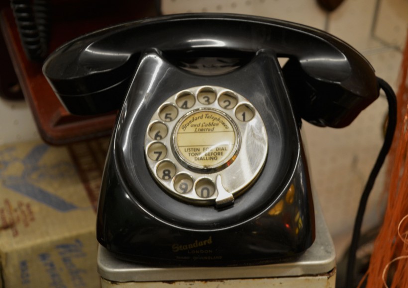 黑色的老式电话机图片
