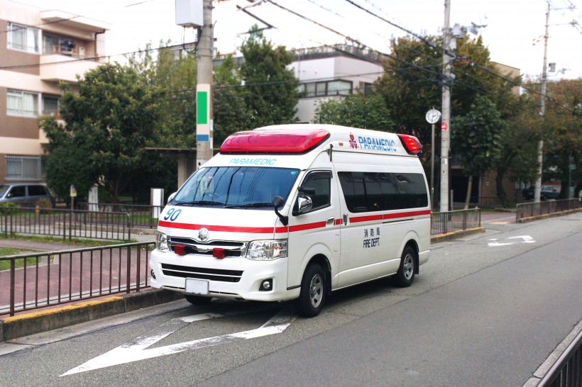 街道上的救护车图片