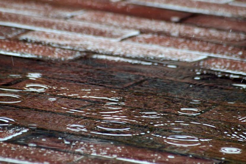 雨后积水的地面图片