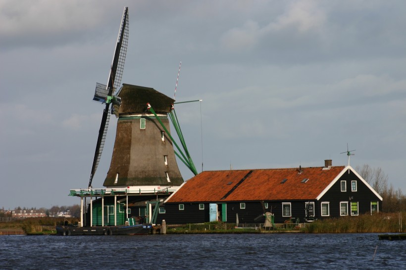 高大的荷兰风车图片