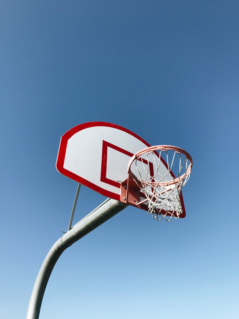 室外场地上的篮球架图片