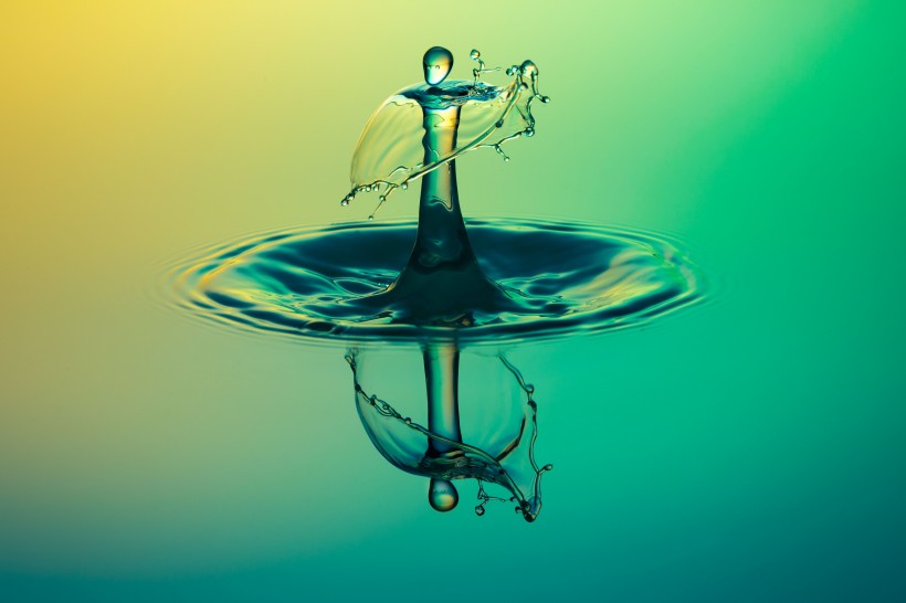 晶莹透明的水滴背景图片