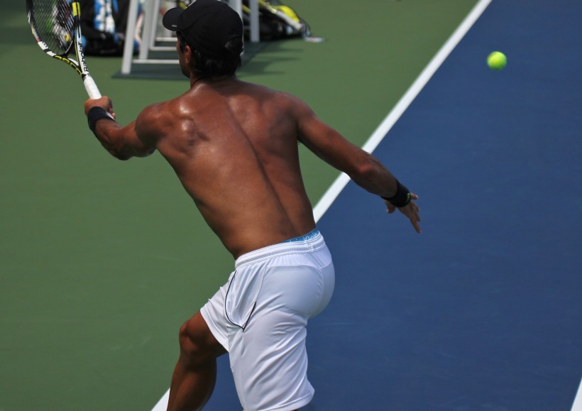 打网球的人图片