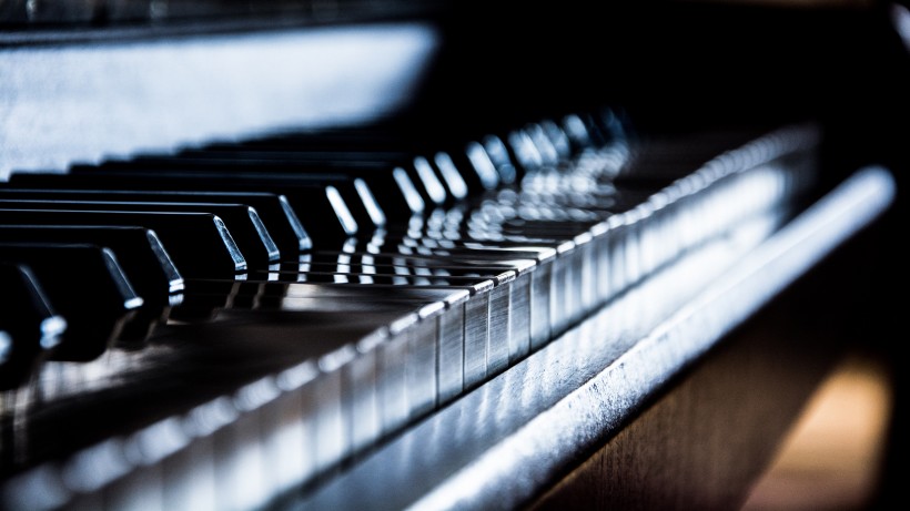 优雅的钢琴黑白键图片