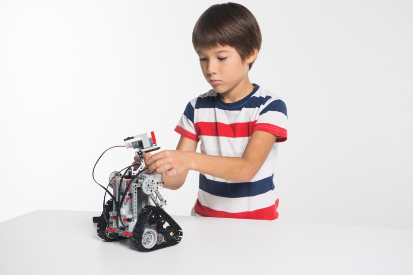 小孩在玩机器车图片