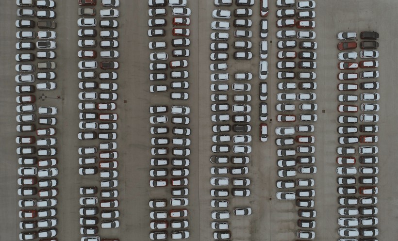 从高空中鸟瞰停车场图片