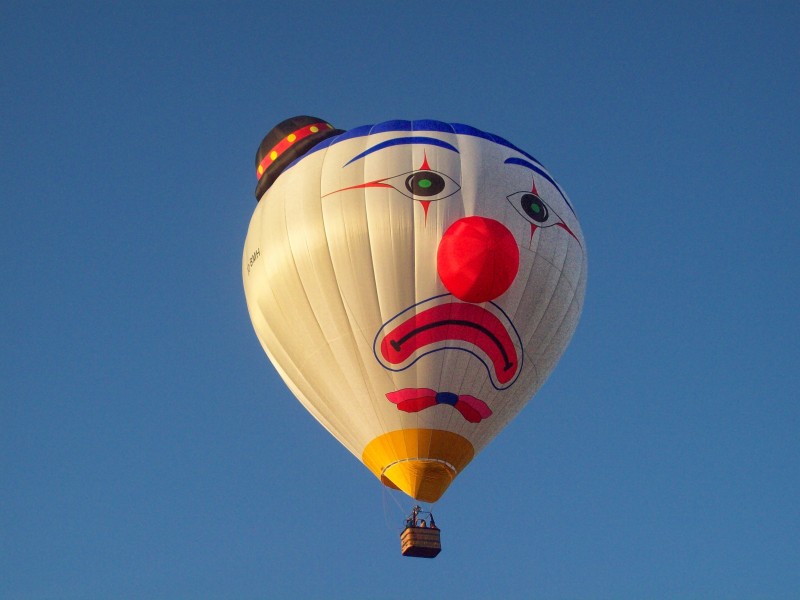 缓慢升空的多彩热气球图片