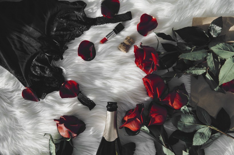 情人节用玫瑰和桌上游戏制造的惊喜图片