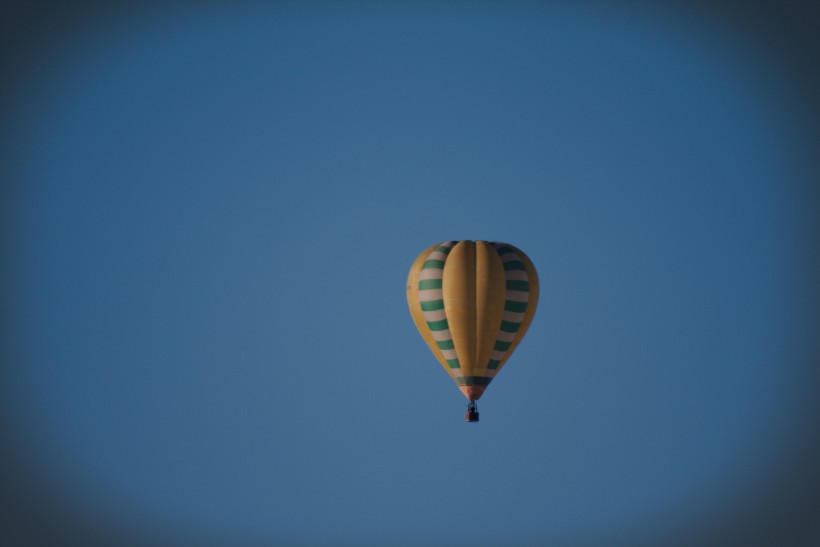 空中的热气球图片