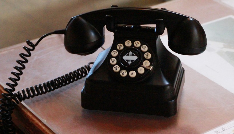 黑色的老式电话机图片