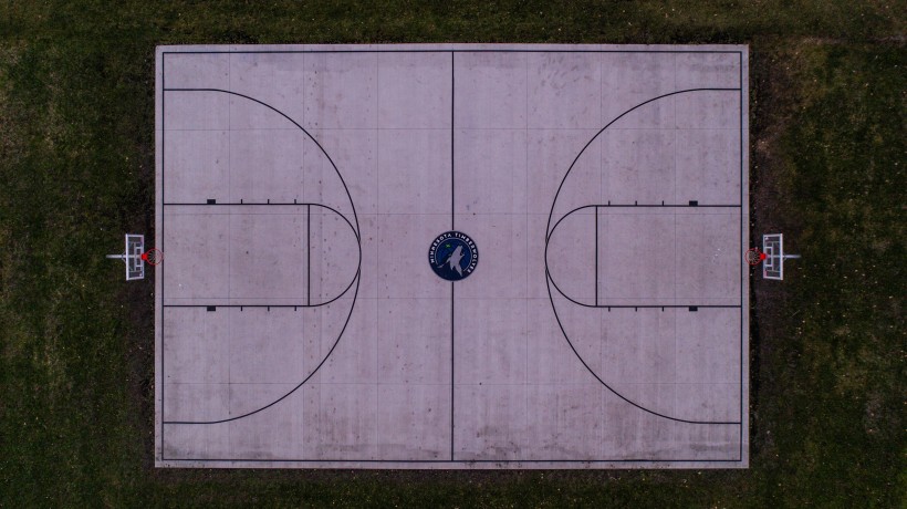 航拍角度下的篮球场图片