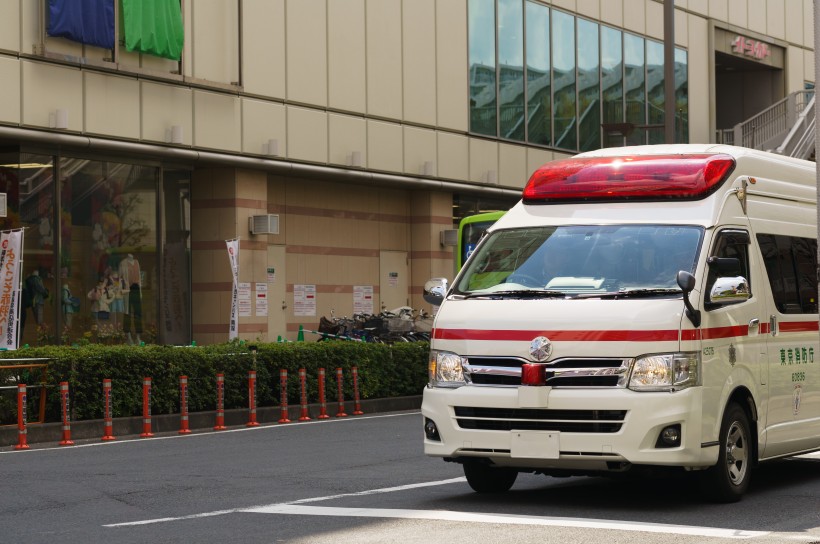 街道上的救护车图片