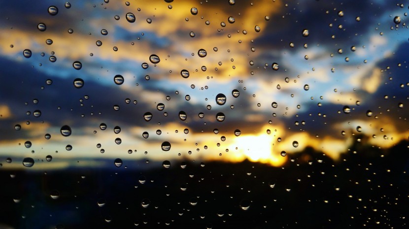 雨天的玻璃窗图片