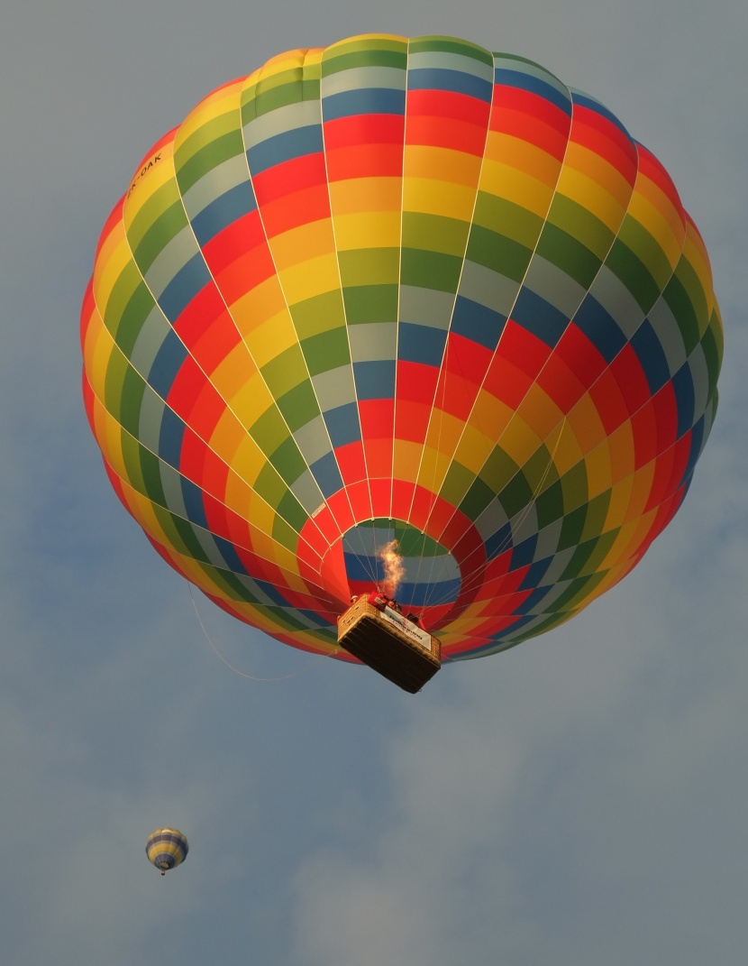 空中飘荡的热气球图片