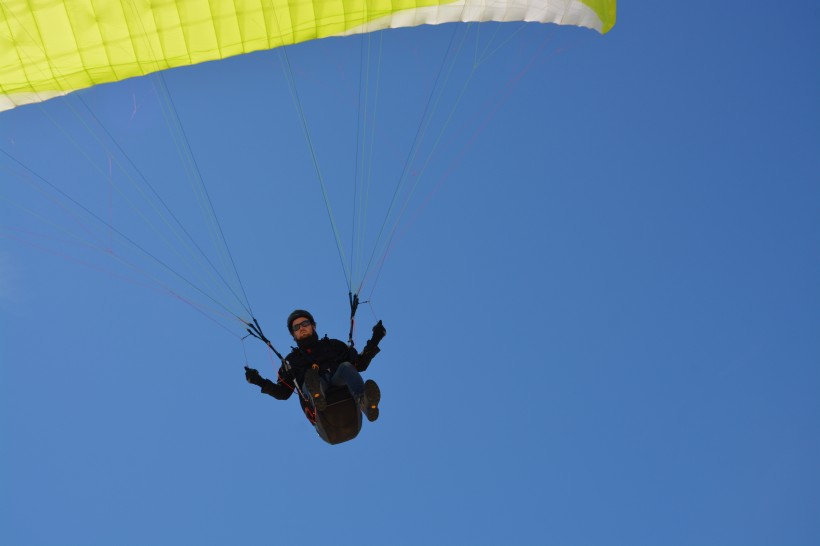 惊险刺激的滑翔伞运动图片 