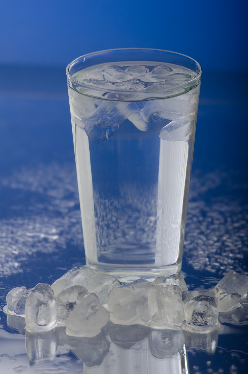 一杯水放冰块图片