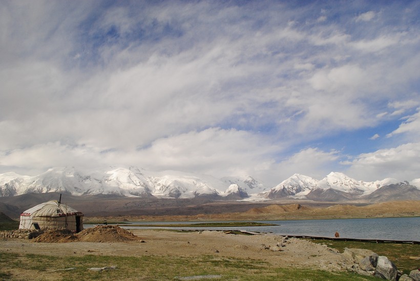 草原上的蒙古包建筑图片