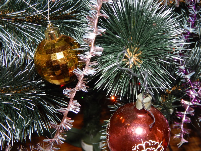 挂在圣诞树上的圣诞装饰图片