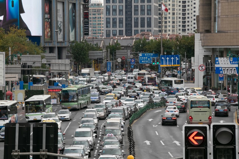 拥堵的汽车城市交通图片