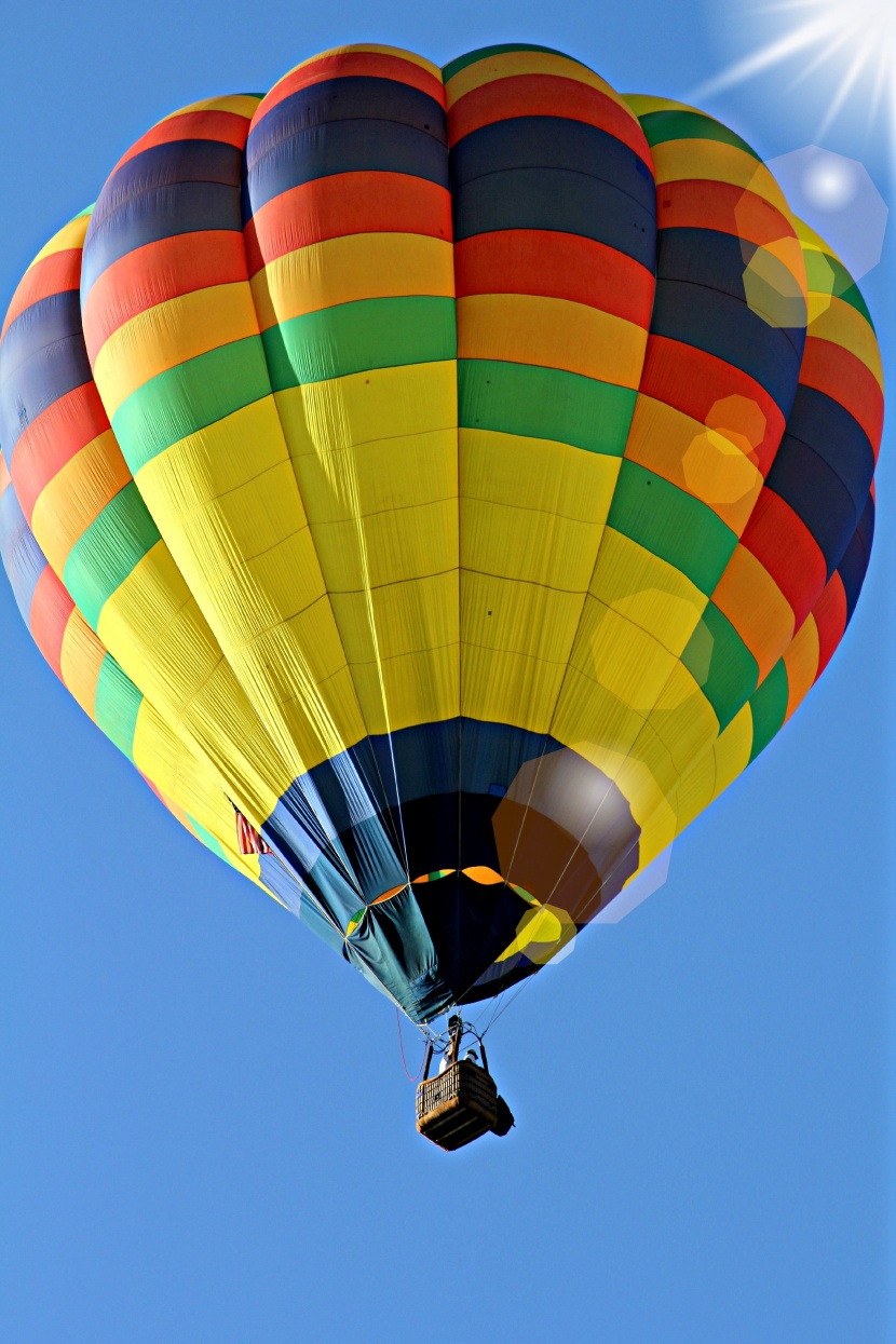 空中飘荡的热气球图片