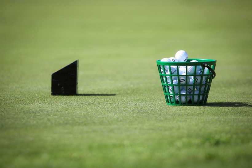 高尔夫球杆和高尔夫球的图片