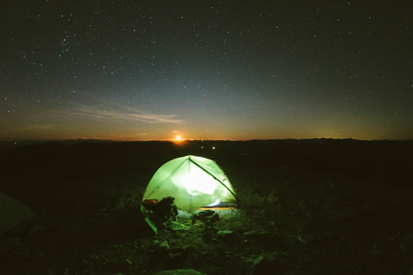 野外露营搭建的帐篷图片