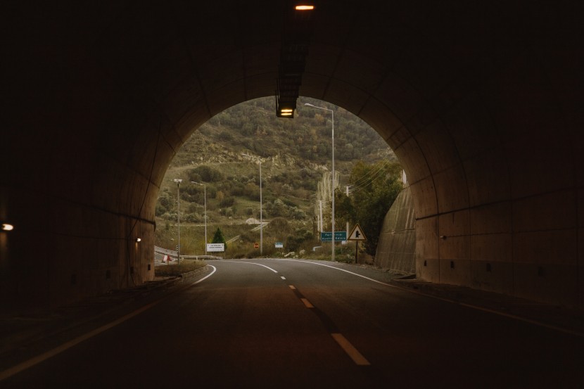 蜿蜒的山岭隧道图片