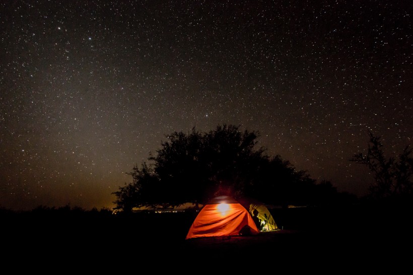 星空下的野外露营帐篷图片